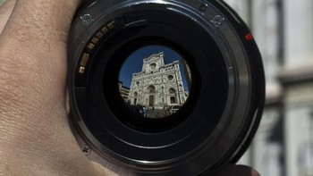 Moore pun menggunakan tema Through The Lense atau melalui lensa untuk memotret beragam keindahan seni arsitektur dan tata kota di sejumlah negara. Kota-kota di Italia pun tak dilewatkan Moore untuk proyek fotografinya tersebut. Istimewa/Boredpanda.