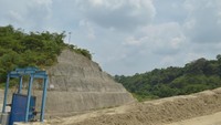 Pihaknya sudah mencari solusi yakni dengan menambah lokasi sumber batuan yang akan dipakai. Dengan cara ini, diharapkan pembangunan bendungan bisa berlangsung lebih cepat.
