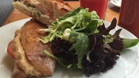 Ibu satu anak ini juga doyan nikmati makanan sehat. Ada tuna sandwich, salad dan jus semangka yang jadi santapannya. Foto: Instagram lt_lenna.tan