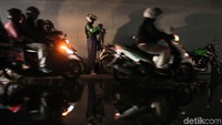 Sebagian dari mereka memilih berteduh untuk memakai jas hujan. Setelah itu tak sedikit dari mereka melanjutkan kembali perjalanannya.