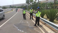 Kecelakaan terjadi di fly over Jalan Boulevard Green Lake, Kecamatan Cipondoh, Kota Tangerang, pada Minggu (25/11/2018). Kendaraan yang terlibat kecelakaan adalah pikap jenis Kijang dengan nopol B-9029-RV. Ini lokasinya. 