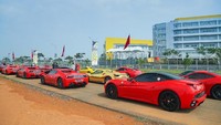 Suasana terlihat meriah dengan 53 mobil Ferrari berkumpul di Mall Pacific Place Jakarta pada pukul 06:30 pagi dan bersamaan menuju lokasi sirkuit temporer di Bumi Serpong Damai, Tanggerang. Foto: dok. FOCI