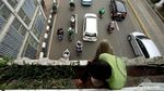 Aksi Berbahaya Bekerja Tanpa Alat Pelindung