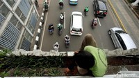 Tanpa alat keselamatan, para pekerja ini beraktivitas di ketinggian.