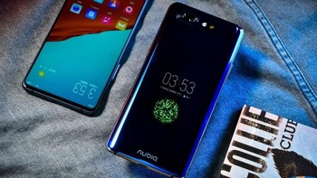 Sementara layar kedua berada di bagian belakang body. Foto: Sina Mobile