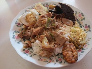 Bhuk..Ibhuk..Yuk, Sarapan Nasi Madura Berlauk Komplet Ini!