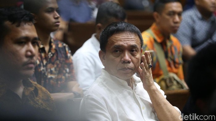 Gubernur Aceh nonaktif Irwandi Yusuf menjalani sidang perdana agenda pembacaan dakwaan kasus suap dan gratifikasi di Pengadilan Tipikor, Jakarta, Senin (26/11/2018).