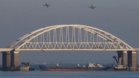 Jet tempur Rusia terbang di atas Jembatan Laut Crimea. REUTERS/Pavel Rebrov.