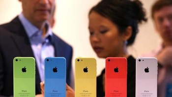 Dibuat dari plastik dan spesifikasi di bawah iPhone 5S, 5C dijual lebih murah. Jeroannya memang kurang lebih sama dengan iPhone 5 yang rilis setahun sebelumnya. Foto: Getty Images