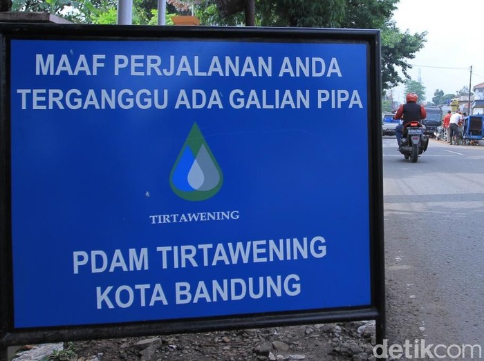 Pipa PDAM Tirtawening pecah