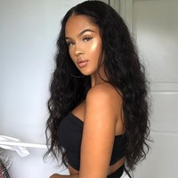 Tampil dengan kulit gelap, bibir tebal dan rambut keriting, Emma selalu disangka wanita keturunan kulit gelap atau ras campuran. Selebgram dengan 240 followers itu pun disebut netizen penampilannya palsu dengan berpura-pura jadi wanita keturunan kulit hitam. Foto: Instagram