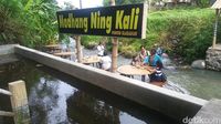 Pengunjung bisa makan di atas aliran sungai (Randy/detikTravel)