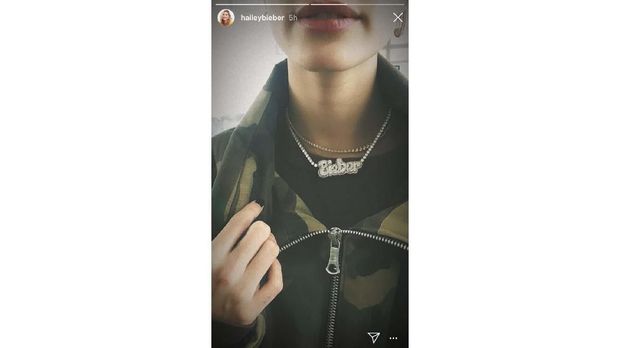 Kalung bertahta berlian bertuliskan Bieber kini menghiasi leher Hailey Baldwin.