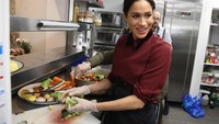 Senyum Meghan tak pernah lepas, meskipun ia harus memotong sayuran dalam jumlah banyak. Meghan justru terlihat sangat menikmati. Foto: Istimewa/Independent
