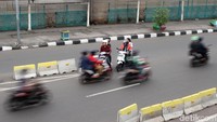 Sejumlah pengendara motor nekat melawan arus di Jalan Letjend Suprapto, Senen, Jakarta Pusat, Senin (26/11/2018).
