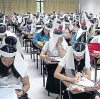 Untuk kebaikan para murid, semua guru pasti melarang mereka untuk menyontek. Seorang guru pun punya cara kreatif sekaligus lucu. Guru asal Thailand tersebut meminta murid untuk memakai topi anti nyontek berikut. Foto: Facebook Kusa