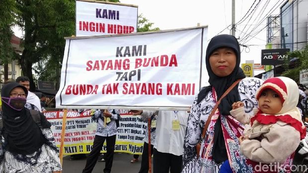 Seorang guru honorer terpaksa membawa anaknya berdemo/