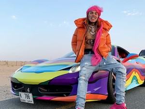 Sambil Mengutuk, Tekashi Pamer Perhiasan dan Duit Cash Puluhan Miliar