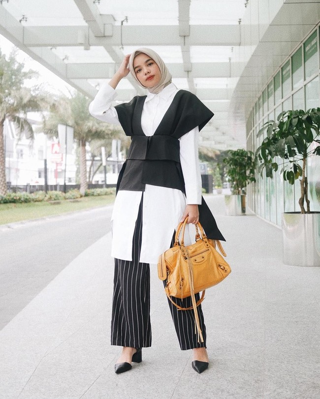 Kamu juga bisa memilih outer dengan siluet unik seperti ini. Padukan dengan kemeja putih agar tetap terlihat formal. Foto: Instagram
