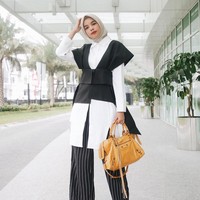 Kamu juga bisa memilih outer dengan siluet unik seperti ini. Padukan dengan kemeja putih agar tetap terlihat formal. Foto: Instagram