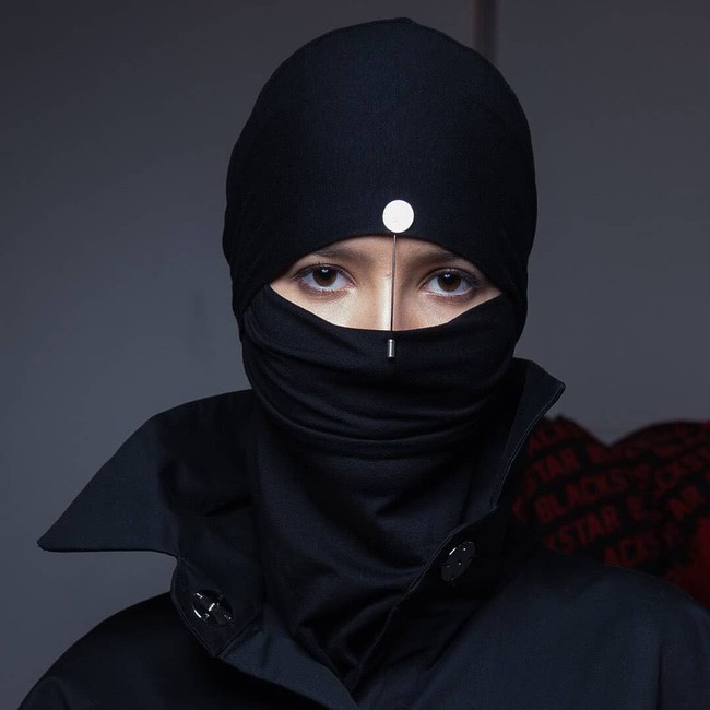 Tak hanya niqab, By A.Zar juga merilis busana turtleneck yang berfungsi sebagai penutup wajah. Inovasi ini memang belum ditemukan di brand busana bercadar manapun. Foto: Instagram/by_a.zar