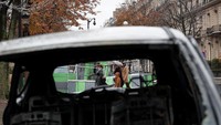Penampakan sebuah mobil yang dibakar demonstran pada Minggu (25/11) waktu setempat (Foto: Dok. REUTERS/Benoit Tessier)