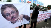 Massa menuntut pemerintah membayar ganti rugi sebesar Rp 960.030.816.744 atas bidang tanah eigedom verponding 7267 milik ahli waris Moara cs seluas 132 hektare di Karet Kuningan, Kecamatan Setiabudi, Jakarta Selatan.