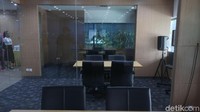 Lantai pertama berfungsi sebagai lobi dan juga tempat bermain anak. Ada ruang permainan (gaming room) yang berisi sejumlah alat untuk bermain bagi anak-anak.