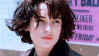 Penampilan Eve yang mirip dengan Winona Ryder. Dok. Instagram/memphisevehewson
