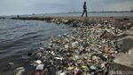 Sampah Plastik Ancam Laut Jakarta