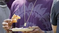 Hadir ke festival musik Coachella, Usher terlihat asyik ngemil pizza sambil menonton pertunjukan musik di sana. Foto: Instagram @usher