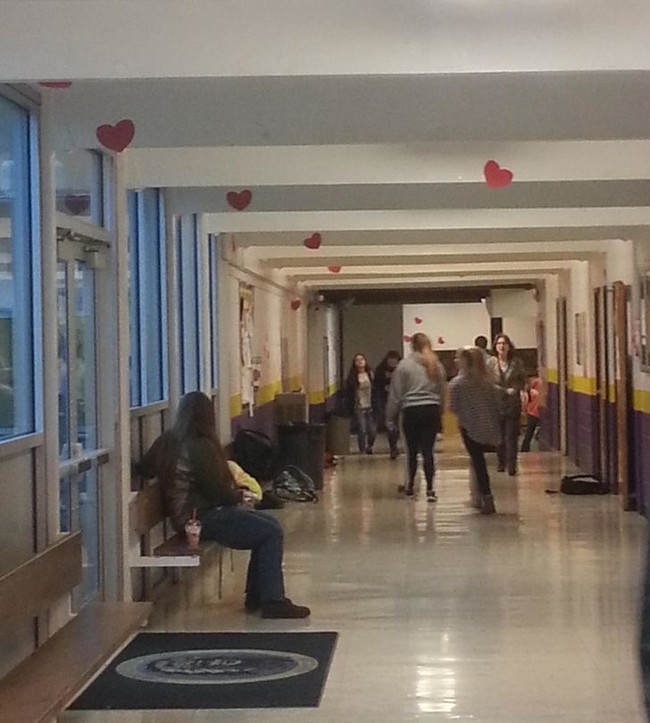 Seorang guru membuat murid-muridnya semangat datang ke sekolah di Hari Valentine. Di hari kasih sayang, ia akan menempelkan kertas berbentuk love bertuliskan nama-nama muridnya. Dan para murid akan berkeliling sekolah untuk mencari nama mereka. Foto: Reddit Sebastian0gan  