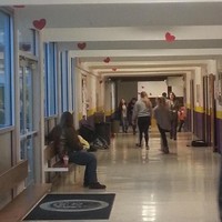 Seorang guru membuat murid-muridnya semangat datang ke sekolah di Hari Valentine. Di hari kasih sayang, ia akan menempelkan kertas berbentuk love bertuliskan nama-nama muridnya. Dan para murid akan berkeliling sekolah untuk mencari nama mereka. Foto: Reddit Sebastian0gan  