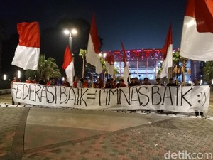 Suporter: Federasi Baik, Timnas Baik