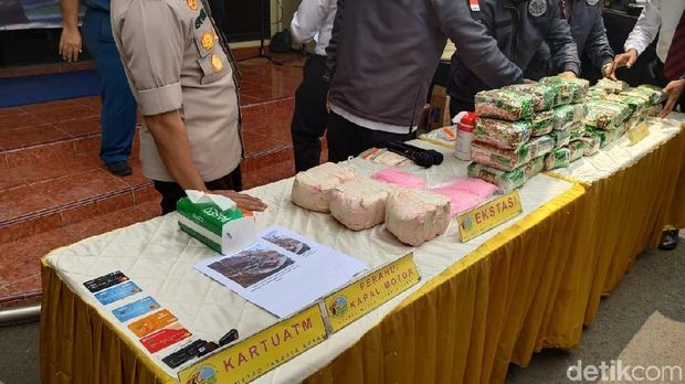 Barang bukti sabu dan ekstasi yang diselundupkan