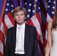 Barron Trump bisa berbicara dalam dua bahasa. Inggris dan Slovenia. Bahasa Slovenia ia kuasai karena darah keturunan dari sang ibu. Foto: Getty Images