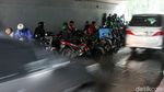Hujan, Kolong Semanggi Jadi Tempat Berteduh Pemotor
