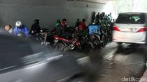 Dishub DKI Ingatkan Denda Rp 250 Ribu untuk Pemotor Berteduh di Bawah Flyover