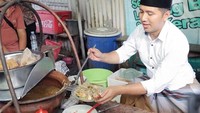 Coba tebak apa yang dimakan Bupati Trenggalek itu? Ya, lontong balap! Menurut Emil, lontong balap di Jalan Garuda, Surabaya ini sangat enak. Bahkan usaha lontong balapnya sudah diwariskan ke generasi ketiga. Foto: Instagram emildardak