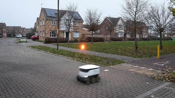 Layanan pesan-antar menggunakan robot itu pun memiliki layanan yang mudah digunakan oleh masyarakat. Layanan pengiriman barang itu tersedia melalui aplikasi di ponsel pintar, di mana warga dapat memilih beragam benda di supermarket, lalu kemudian memasukkan alamat pengantaran, dan voila! sebuah robot akan mengantarkan barang pesanan ke rumah warga.