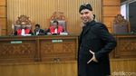 Momen Ahmad Dhani Nyanyi Bohemian Rhapsody Sebelum Sidang Tuntutan