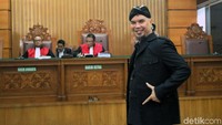 JPU menilai perbuatan Ahmad Dhani bertentangan dengan Pasal 45 huruf A ayat 2 jo 28 ayat 2 UU Nomor 19 Tahun 2016 jo UU Nomor 11 Tahun 2008 tentang ITE jo Pasal 55 ayat 1 KUHP.