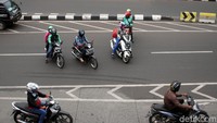 Para pengendara motor itu nekat melawan arus karena malas untuk memutar balik.