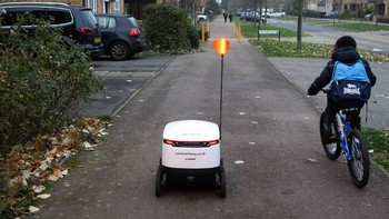 Salah satu robot kurir milik supermarket Co-op tengah beroperasi di sekitar kawasan Milestone Keynes, Inggris. Robot itu diketahui memiliki enam roda dan dapat melakukan perjalanan dengan kecepatan hingga 4mph (6.4kmh) per jam. Selain itu, robot kurir itu pun memiliki kompartemen aman di mana paket dengan berat maksimum 10kg (22 pon) dapat diangkut dan hanya dapat diakses oleh konsumen melalui tautan yang dihasilkan oleh aplikasi smartphone.