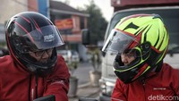 Hampir setiap beristirahat para riders membersihkan helm terutama di bagian kacanya atau visor.