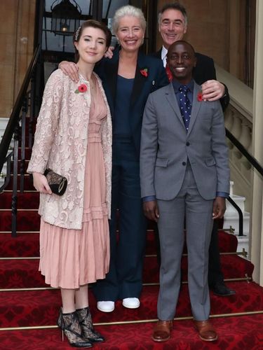 Bertemu Ratu Elizabeth II Pakai Sneakers, Aktris Ini Dikritik Tidak Sopan