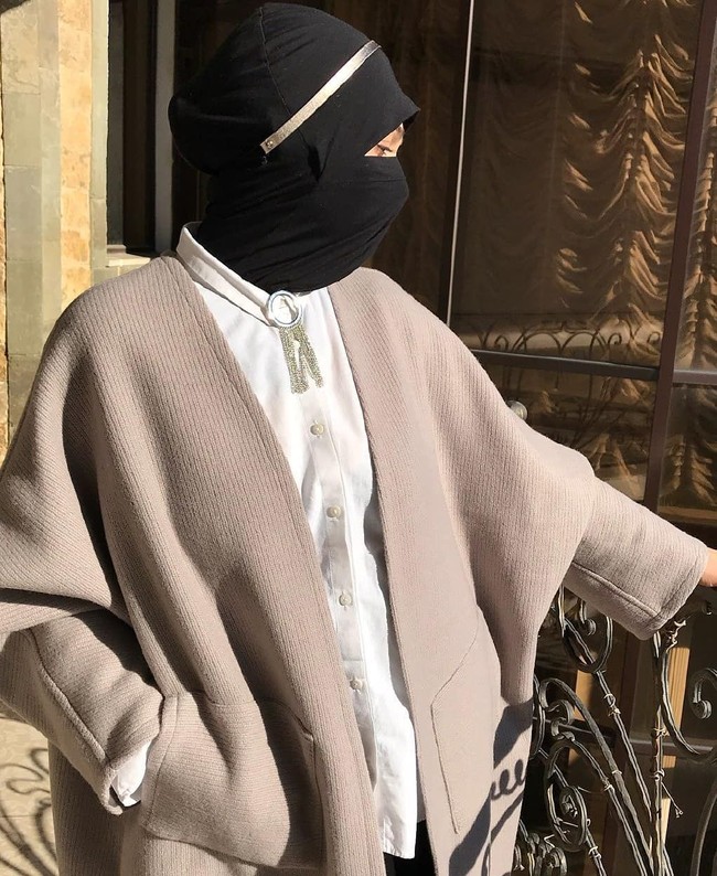 Pada sebuah postingan Instagram-nya, tertulis bahwa desain busana muslim bercadar yang edgy dibuat untuk menghapus stereotip negatif terhadap wanita bercadar. Foto: Instagram/by_a.zar