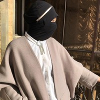 Pada sebuah postingan Instagram-nya, tertulis bahwa desain busana muslim bercadar yang edgy dibuat untuk menghapus stereotip negatif terhadap wanita bercadar. Foto: Instagram/by_a.zar