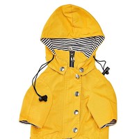 Jas hujan untuk anjing menjadi salah satu permintaan Priyanka yang unik. Jas hujan warna kuning itu dibanderol US$ 50 atau Rp 700 ribuan. Foto: Dok. Amazon