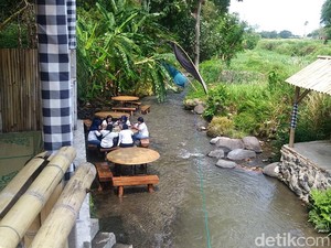Makan di Atas Aliran Sungai, Bisa di Boyolali